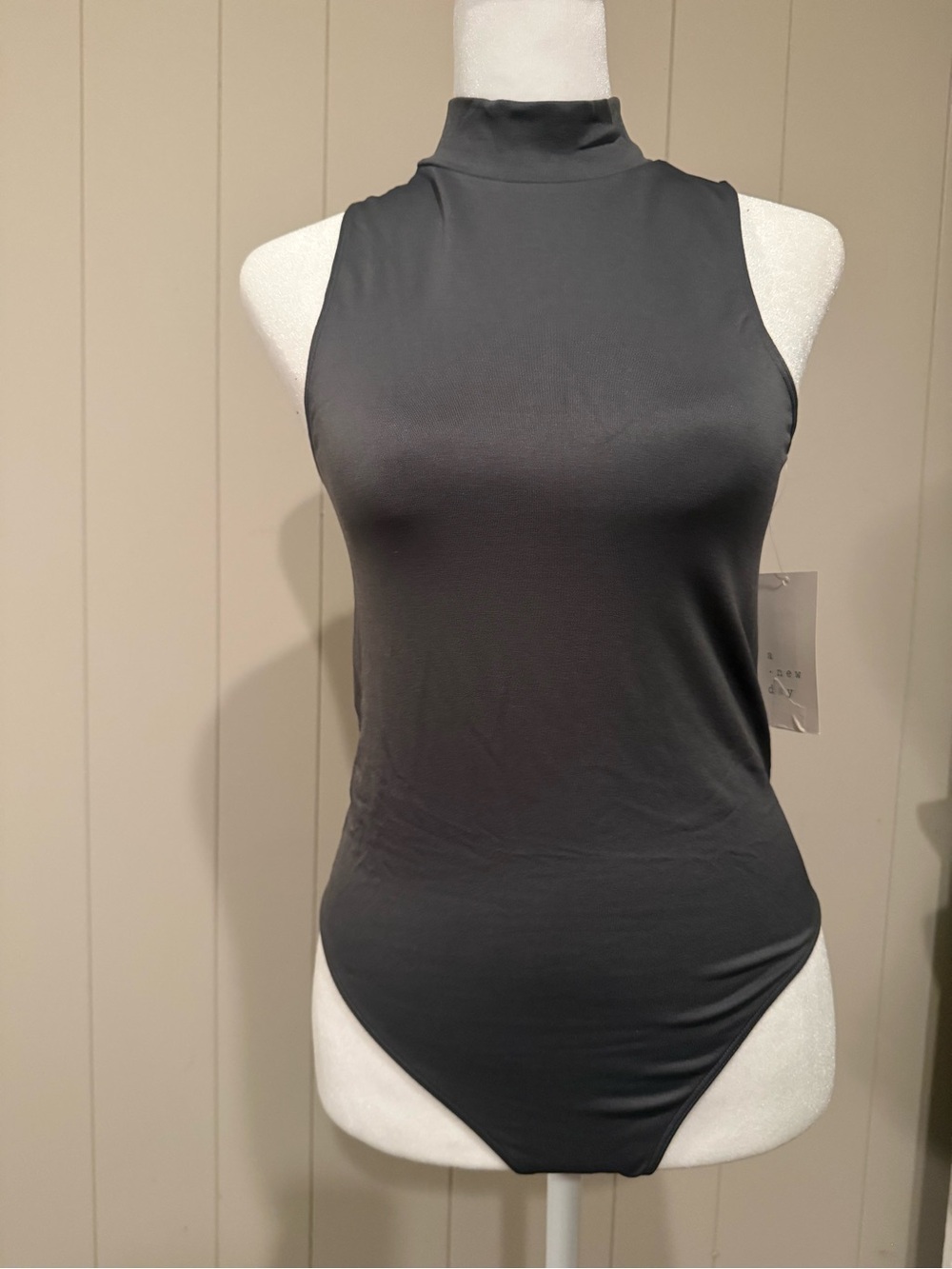 Sleeveless Mock Neck Bodysuit - Black size M